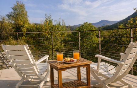 Grande terrasse privée sans vis à vis avec vue imprenable sur forêt et montagnes. Gîte n°2025 Gap - Hautes-Alpes - Grande terrasse privée sans vis à vis avec vue imprenable sur forêt et montagnes.