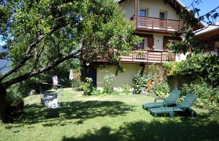 G&icirc;te n&deg;7737 Risoul - Hautes-Alpes - Vue du jardin et de la maison