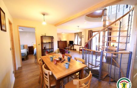 G&icirc;te n&deg;6110 Baratier - Hautes-Alpes - Au RDC : vaste pi&egrave;ce de vie avec cuisine int&eacute;gr&eacute;e, coin repas et espace salon
