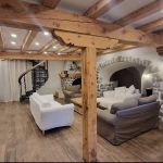 Grande pi&egrave;ce de vie avec espace salon avec billard, baby-foot sans oublier le sauna infrarouge