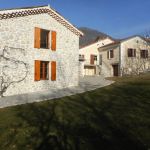 Vue globale de "Chez Mich&egrave;le", le g&icirc;te ind&eacute;pendant "c&ocirc;t&eacute; vigne" est &agrave; gauche.