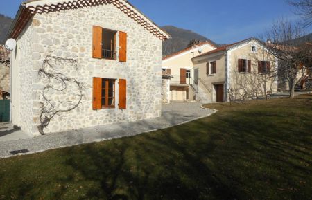 Vue globale de "Chez Michèle", le gîte indépendant "côté vigne" est à gauche. Gîte n°1144 La Beaume - Hautes-Alpes - Vue globale de "Chez Michèle", le gîte indépendant "côté vigne" est à gauche.