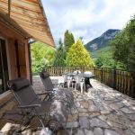 Grande terrasse avec vue sur les massifs environnants