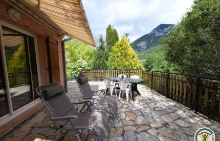 G&icirc;te n&deg;1181 Saint-Julien-en-Beauch&ecirc;ne - Hautes-Alpes - Grande terrasse avec vue sur les massifs environnants