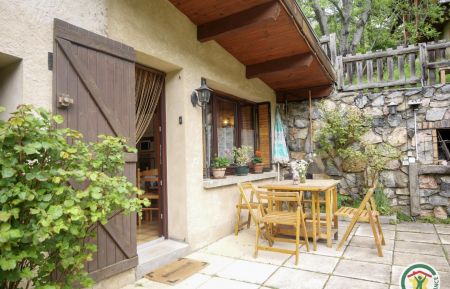 Le gîte est en rez-de-chaussée et dispose de sa petite terrasse privative Gîte n°8673 Molines-en-Queyras - Hautes-Alpes - Le gîte est en rez-de-chaussée et dispose de sa petite terrasse privative