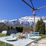 Une belle terrasse ombrag&eacute;e avec une vue d&eacute;gag&eacute;e sur les montagnes environnantes.