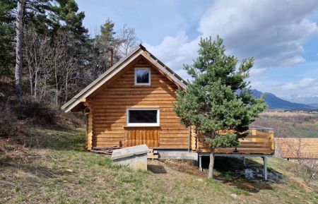 G&icirc;te n&deg;2284 Pelleautier - Hautes-Alpes - Le chalet se situe &agrave; la lisi&egrave;re de la for&ecirc;t et orient&eacute; Sud-Est. 