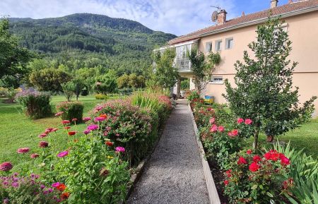 La maison et le jardin Gîte n°1145 La Beaume - Hautes-Alpes - La maison et le jardin