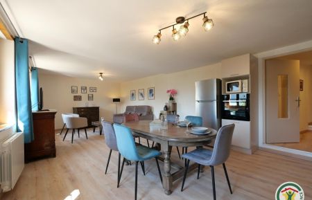 G&icirc;te n&deg;7445 Eygliers - Hautes-Alpes - Vaste pi&egrave;ce de vie avec cuisine int&eacute;gr&eacute;e, coin repas et espace salon avec acc&egrave;s direct &agrave; la terrasse