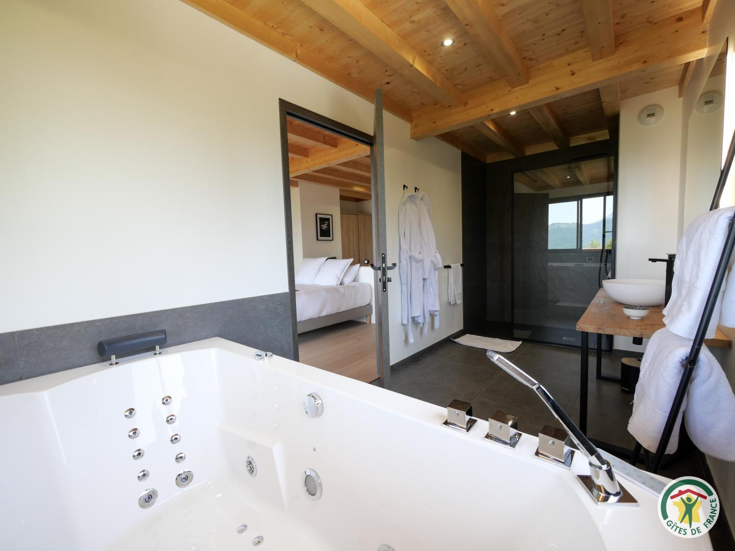 La salle d'eau de la chambre Emma, avec son spa photo 11