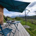 Terrasse et espace ext&eacute;rieur face aux massifs environnants du D&eacute;voluy