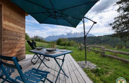 G&icirc;te n&deg;3130 D&eacute;voluy - Hautes-Alpes - Terrasse et espace ext&eacute;rieur face aux massifs environnants du D&eacute;voluy