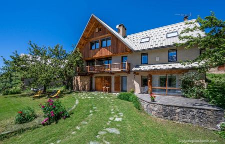 G&icirc;te n&deg;5084 Orci&egrave;res - Hautes-Alpes - Vue du chalet depuis le jardin