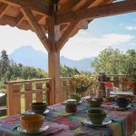 Terrasse du gîte "Le Dahu" au 1er étage avec vue sur le lac de Serre-Ponçon Terrasse du gîte "Le Dahu" au 1er étage avec vue sur le lac de Serre-Ponçon
