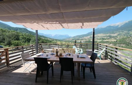 G&icirc;te n&deg;6848 Saint-Andr&eacute;-d'Embrun - Hautes-Alpes - Terrasse expos&eacute;e Sud/Ouest avec vue sur le Massif des Ecrins