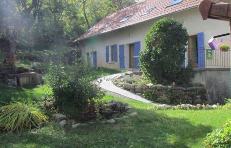 G&icirc;te n&deg;2212 Manteyer - Hautes-Alpes - Fa&ccedil;ade Est Terrasse avec vue sur fontaine 