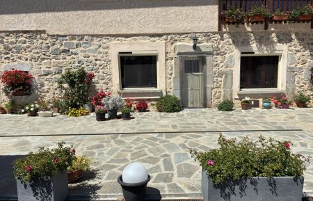 G&icirc;te n&deg;4212 Le Glaizil - Hautes-Alpes - La cour privative du g&icirc;te