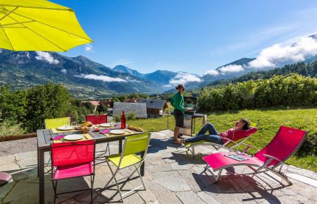 G&icirc;te n&deg;5375 Saint-L&eacute;ger-les-M&eacute;l&egrave;zes - Hautes-Alpes - d&eacute;tente sur la terrasse