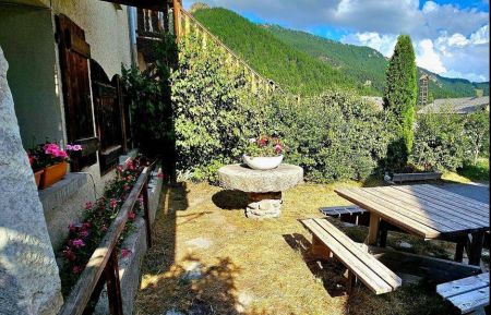 G&icirc;te n&deg;8399 Arvieux - Hautes-Alpes - Espace ext&eacute;rieur &agrave; votre disposition devant le g&icirc;te et face aux massifs environnants