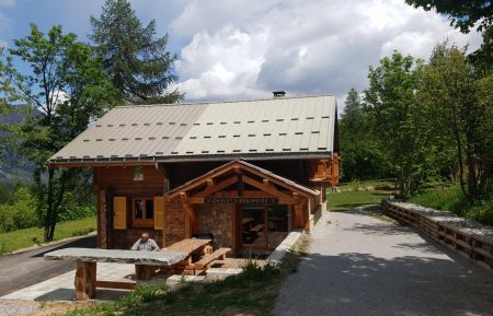 G&icirc;te n&deg;9447 Puy-Saint-Vincent - Hautes-Alpes - Chalet L'Edelweiss terrasse c&ocirc;t&eacute; piste