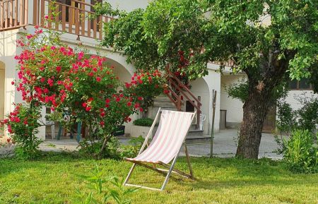 G&icirc;te n&deg;9765 Vallouise - Hautes-Alpes - Moment de d&eacute;tente dans le jardin devant la maison